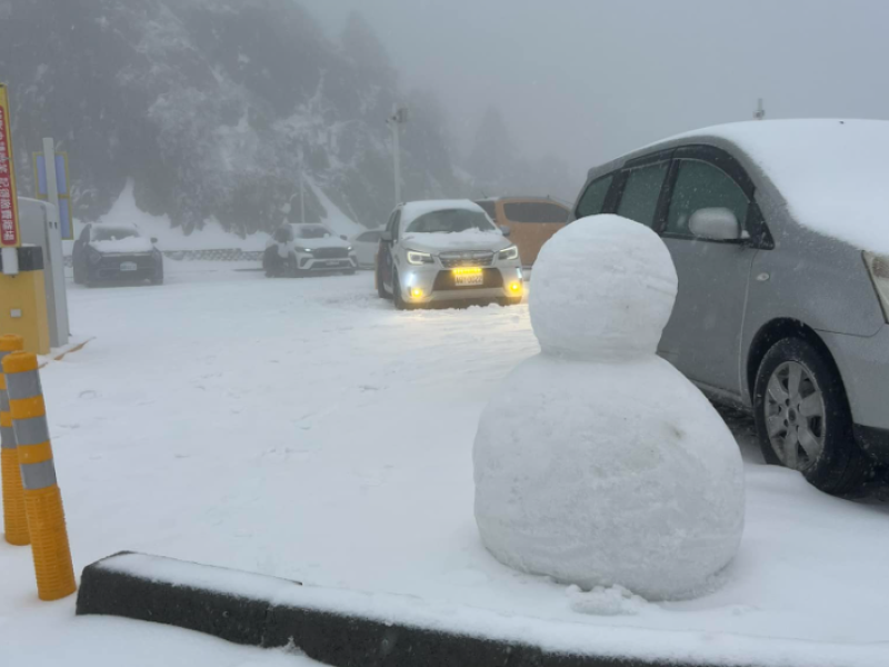 台灣極高點「合歡山武嶺」飃降大雪美如童話! 瑞雪兆豐年「堆起最大雪人、吉祥物」